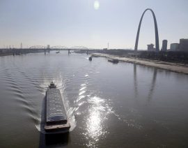La escasez de agua en el río Mississippi afecta el tráfico de barcazas
