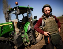 Agricultores ucranianos se ponen chalecos antibalas para arar campos de primera línea