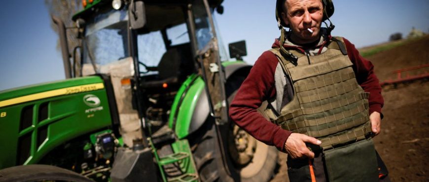 Agricultores ucranianos se ponen chalecos antibalas para arar campos de primera línea