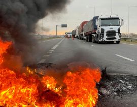 Protesta de camioneros argentinos recorta entrega de granos, amenazando exportaciones