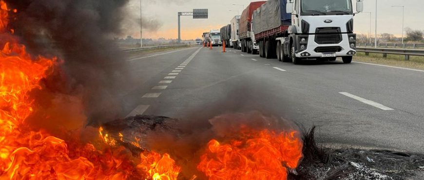 Protesta de camioneros argentinos recorta entrega de granos, amenazando exportaciones